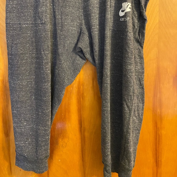 Cropped Nike joggers baggie fit. Used condition